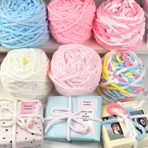 Set de ovillos de hilo chenilla suave en colores pastel para envolver regalos DIY.