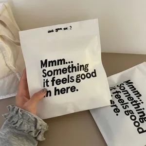 Vista dettagliata della busta ziplock bianca con lettere, confezione regalo e custodia.