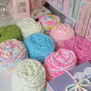 Detalle de hilo chenille suave, colores pastel para regalos DIY y manualidades hechas a mano.