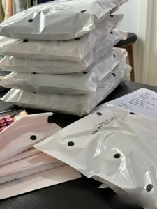 Thickened waterproof milk white polka dot courier bags, fashionable packaging bags for clothing and gifts.