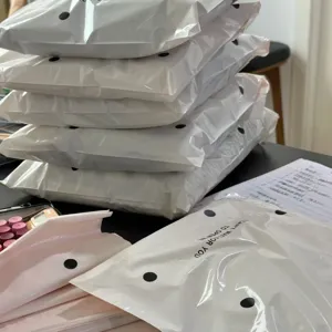 Thickened waterproof polka dot courier mailing bags, cute stylish packaging bags for clothing.