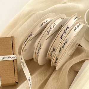 Detailansicht der cremefarbenen Satinbandrolle mit schwarzem Just for you Text fuer stilvolle Geschenke.