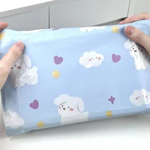 Bonita bolsa de envío impermeable con diseño de perrito y nube para regalos de ropa.