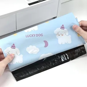 Detalle de la bolsa de envío impermeable con un bonito diseño de perrito y nubes impresas.