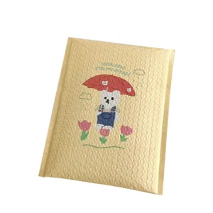 Primer plano de sobre acolchado amarillo con tierno oso impreso, embalaje antichoque.