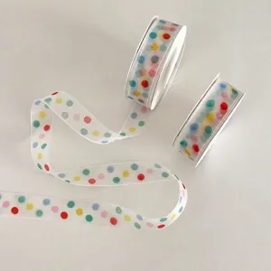 Detailansicht von durchscheinendem Regenbogen-Punkteband, ideal für Geschenkverpackungen.