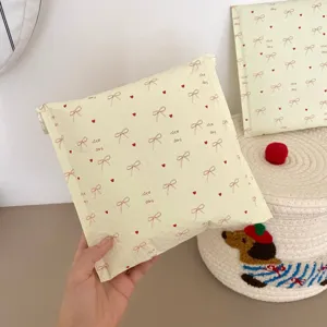 Vista detallada de sobre acolchado con lazo, bolsa de embalaje de regalo a prueba de golpes.