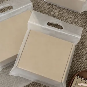 Bolsas de mensajería portátiles transparentes esmeriladas con embalaje de cartón.