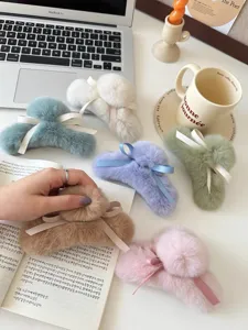 Pince à cheveux moelleuse en peluche avec nœud élégant, accessoire d'hiver pour femmes.