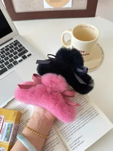Pince à cheveux en peluche avec nœud, accessoire d'hiver doux pour femmes et filles au quotidien.