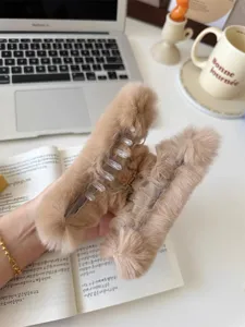 Détail de pince à cheveux en peluche, fausse fourrure douce, accessoire chic pour automne et hiver.