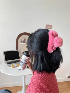 Pince à cheveux en peluche rose avec nœud et pompon, accessoire cheveux doux hiver femme.