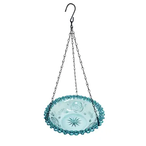 Mangeoire à oiseaux suspendue en verre bleu avec motif floral et chaîne en métal pour jardin.