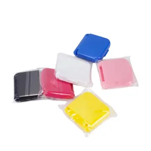 Primer plano del juego de mini cajas de costura plegables portátiles en varios colores.