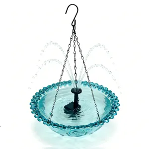 Fontaine bain d'oiseaux solaire suspendue avec bol en verre bleu et chaînes métalliques.