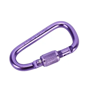 Primo piano del moschettone in alluminio viola con blocco a vite, dettaglio gancio robusto