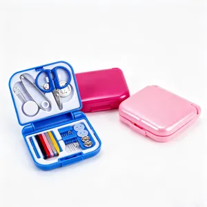 Kit de costura mini portátil caja plegable de viaje vista detallada con varias herramientas.