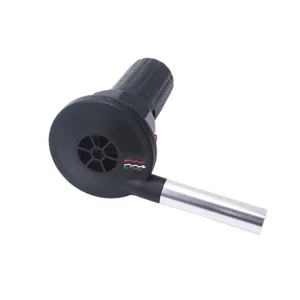 Vue détaillée du ventilateur de barbecue électrique portable avec corps noir et tube en métal.