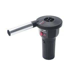 Détail de soufflerie électrique portable, corps noir avec buse en métal et interrupteur rouge.
