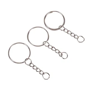 Vista dettagliata di anello portachiavi in metallo con catena per accessori fai da te.