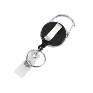 Uittrekbare ovale badgehaspel met metalen frame en mat oppervlak voor sleutels detail.