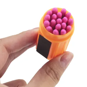 Gedetailleerd opname van winddichte survival lucifers in oranje plastic bakje, 20 stuks.
