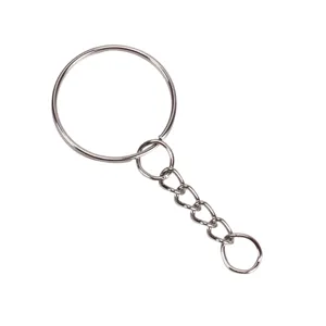 Primo piano dettaglio anello chiave in metallo con catena corta accessorio fai da te