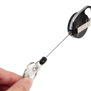 Gedetailleerd overzicht van de uittrekbare badgehouder met sterke metalen clip en handig koord.