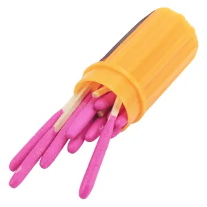 Gedetailleerd overzicht van waterdichte survival lucifers met roze koppen in oranje koker.