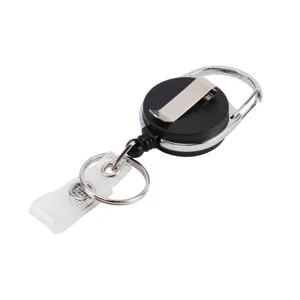 Gedetailleerd overzicht van de uittrekbare badgehouder met metalen karabijnhaak en sleutelring.
