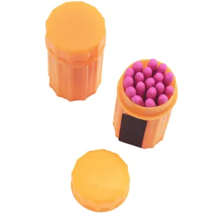 Gedetailleerd overzicht van waterdichte overlevingslucifers met oranje container en roze koppen.