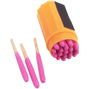 Close-up van winddichte survival lucifers in oranje opbergkoker met roze koppen.
