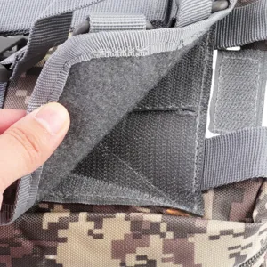 Λεπτομέρεια τακτικής θήκης με ψηφιακό υφασμάτινο καμουφλάζ και κλείσιμο με βελκρό.