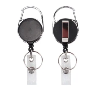 Detailopname van intrekbare badgehouder, metalen frame, mat zwarte centrum, sleutelhanger en riem.