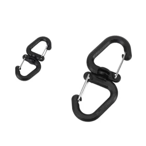 Detailweergave van 360 graden draaibare dubbele karabijnhaak rugzak camping accessoire.