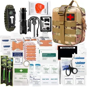 Vue détaillée des composants du kit de survie, équipements tactiques et fournitures médicales.
