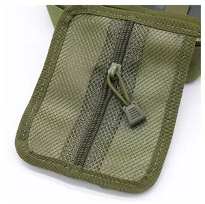 Primo piano dettagliato del marsupio tattico verde oliva con tasca a rete e zip robusta.