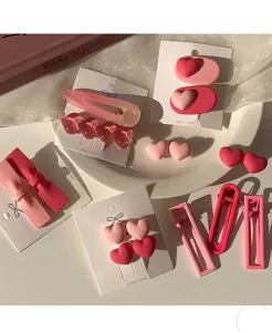 Set de pinces à cheveux rose doux avec cœurs et nœuds, accessoire charmant pour tous les jours.