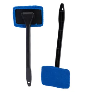 Auto voorruit reinigingsborstel met blauwe microvezel pad en zwarte handgreep voor glas.