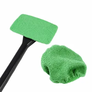 Auto voorruit reinigingsborstel met groene microvezeldoek en vervangbare hoes voor helder zicht.