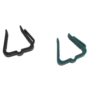 Gros plan de clips de lumieres de Noel en plastique durable en noir et vert pour suspension.