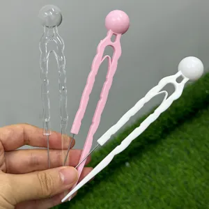 Ensemble d'accessoires DIY pour perles à repasser avec boule plastique et aiguille.