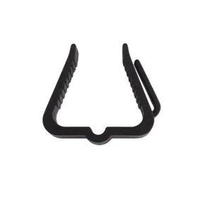 Détail de clip de gouttière de lumière de Noël en plastique noir, fixation robuste pour décor.