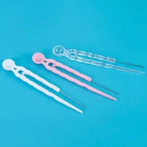 Set d'outils en plastique pour perles à repasser avec cuillère et pince pour loisirs créatifs.