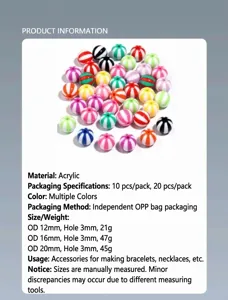 Primer plano detallado de cuentas acrílicas rayadas de colores para accesorios de joyería DIY.