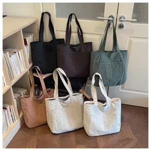 Lässige gesteppte Canvas-Schultertasche mit großem Fassungsvermögen und Farben.