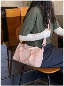 Gedetailleerd overzicht van casual roze nylon boston schoudertas met grote capaciteit.