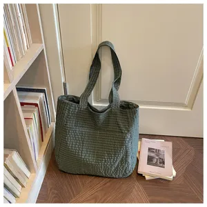 Grüner karierter Stoff-Shopper Detail, lässige literarische Umhängetasche Textur mit Tasche.