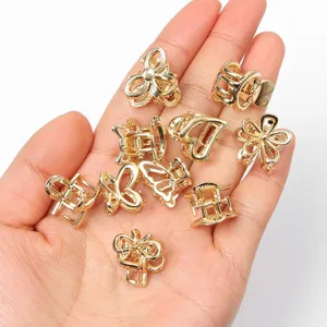 Gros plan de petites pinces à cheveux métalliques dorées assorties de formes diverses.