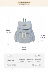 Detailansicht des hellblauen Mini-Rucksacks mit Sternenmuster, Stoff und Abmessungen.